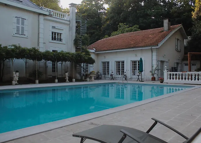 לינה וארוחת בוקר Logis Veles 4*